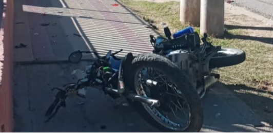 Violento choque en la capital: una motociclista salió despedida y terminó contra una pared