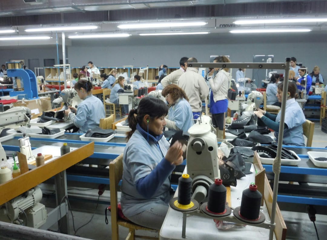 CIERRA OTRA FÁBRICA DE ZAPATILLAS EN ARGENTINA: COOPERSHOES DEJA DE PRODUCIR CONVERSE Y DESPIDE A SUS TRABAJADORES